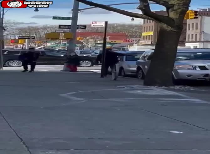 Video :He breaks the windows of forty-five automobiles after being freed following a theft